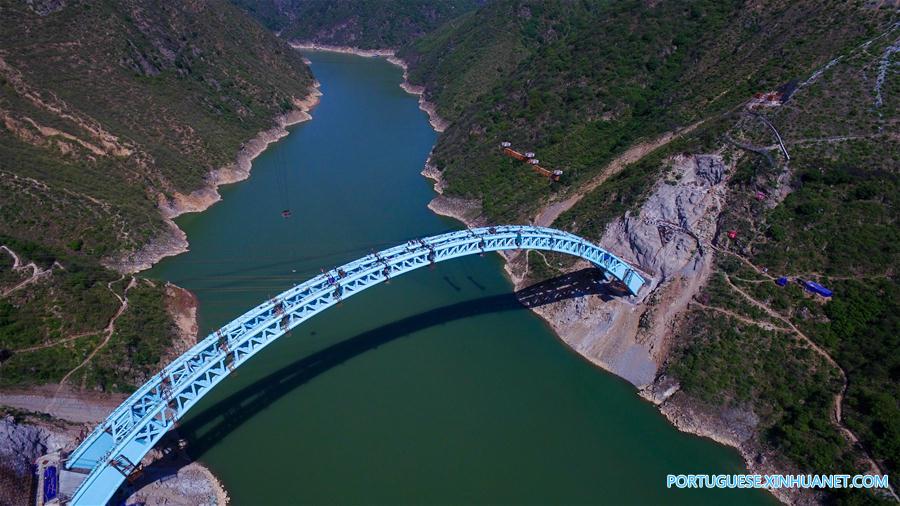 Encerramento da construção da Ponte Luohe no centro da China