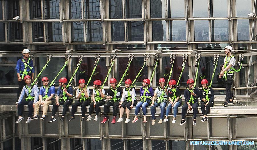 Arranha-ceús de Shanghai atraem turistas no feriado do Dia do Trabalho