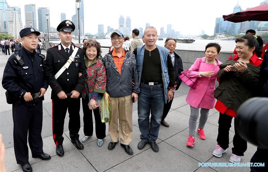 Agentes policiais chineses e italianos realizam patrulha conjunta em Shanghai