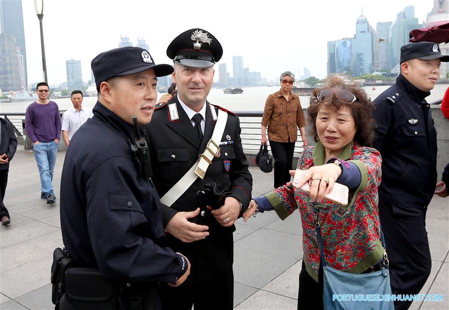 Agentes policiais chineses e italianos realizam patrulha conjunta em Shanghai