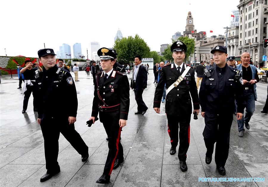 Agentes policiais chineses e italianos realizam patrulha conjunta em Shanghai