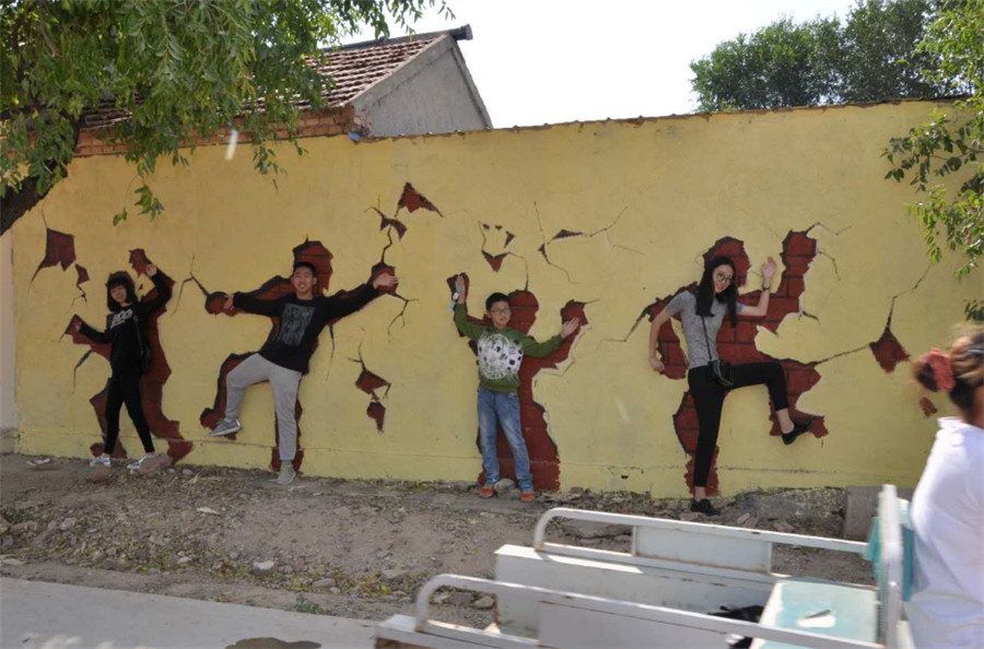 Murais com pinturas em três dimensões ajudam vila a erradicar a pobreza