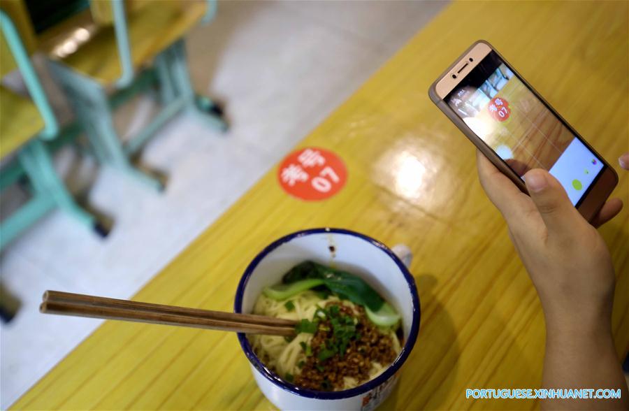 Restaurante temático em Chengdu evoca memórias da época escolar