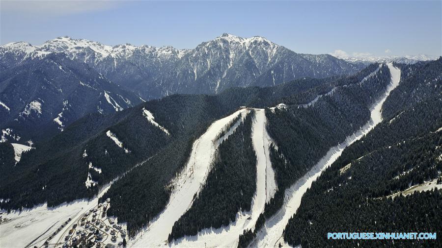 Cenário de neve das montanhas Tianshan em Xinjiang no noroeste da China