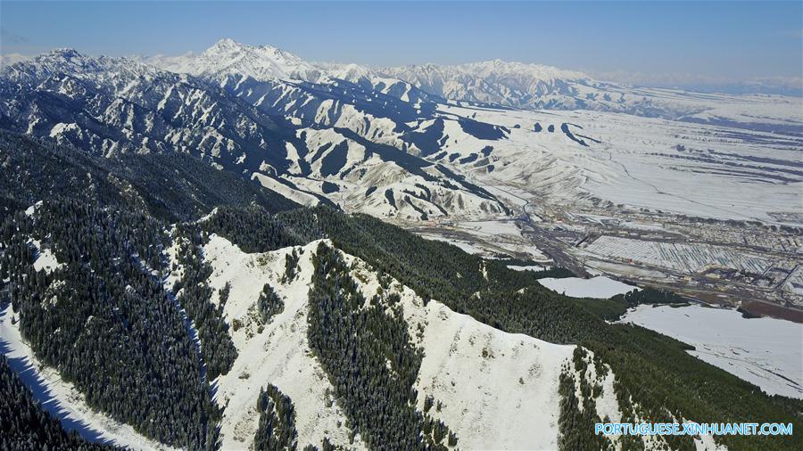 Cenário de neve das montanhas Tianshan em Xinjiang no noroeste da China