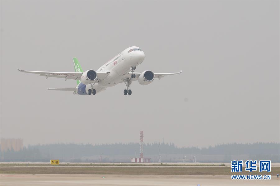 C919: Avião comercial fabricado pela China realiza voo inaugural em Shanghai