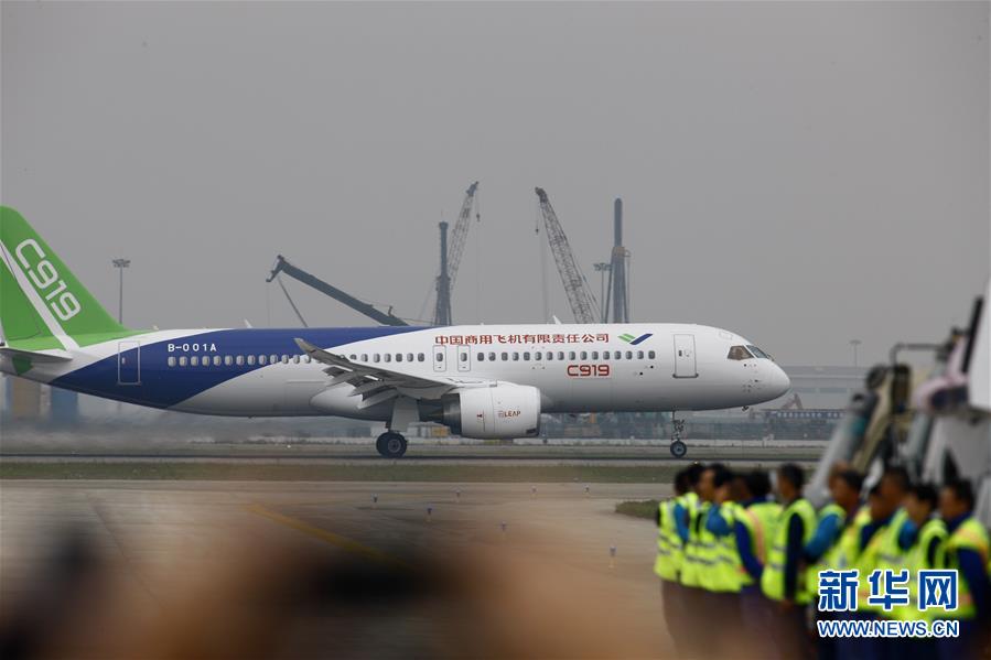 C919: Avião comercial fabricado pela China realiza voo inaugural em Shanghai