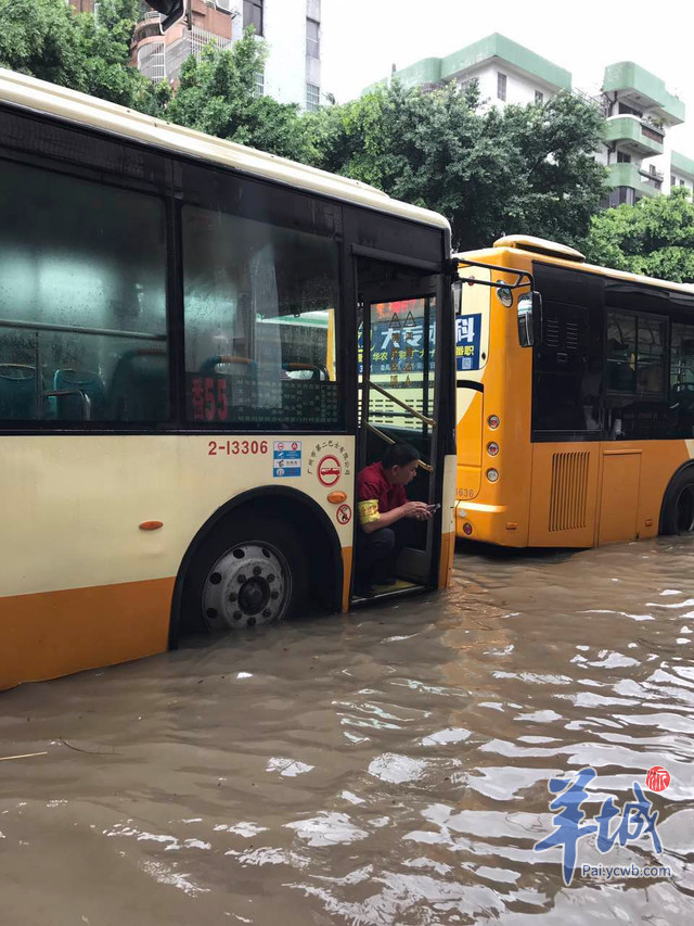 Tempestade atinge o norte de Guangzhou obrigando à relocação de 7 mil pessoas