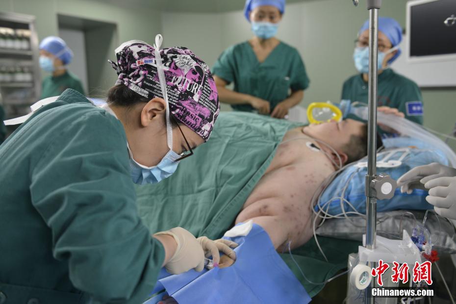 Homem mais gordo da China recebe cirurgia bariátrica