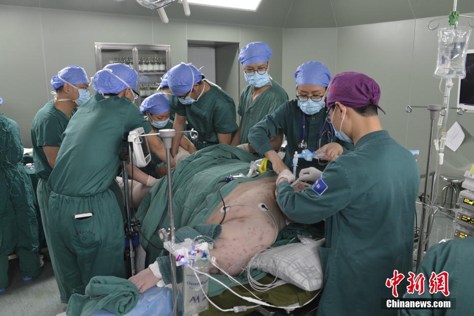 Homem mais gordo da China recebe cirurgia bariátrica