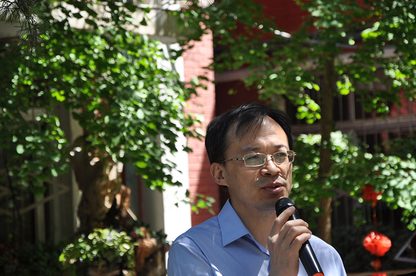 Li Hongbing, vice-diretor e porta-voz do Gabinete de Assuntos Civis do Município de Beijing, dirige-se aos repórteres durante uma visita ao Lar de Idosos Cuncao Chunhui, a 13 de maio.