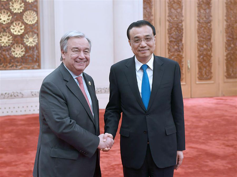 O premiê chinês Li Keqiang (direita) reúne-se com o secretário-geral da ONU António Guterres, que está em Beijing para participar no Fórum do Cinturão e Rota para Cooperação Internacional, a 15 de maio de 2017.