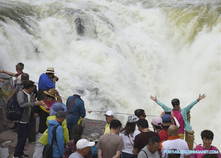Cachoeira Hukou na província de Shanxi impressiona e atrai turistas