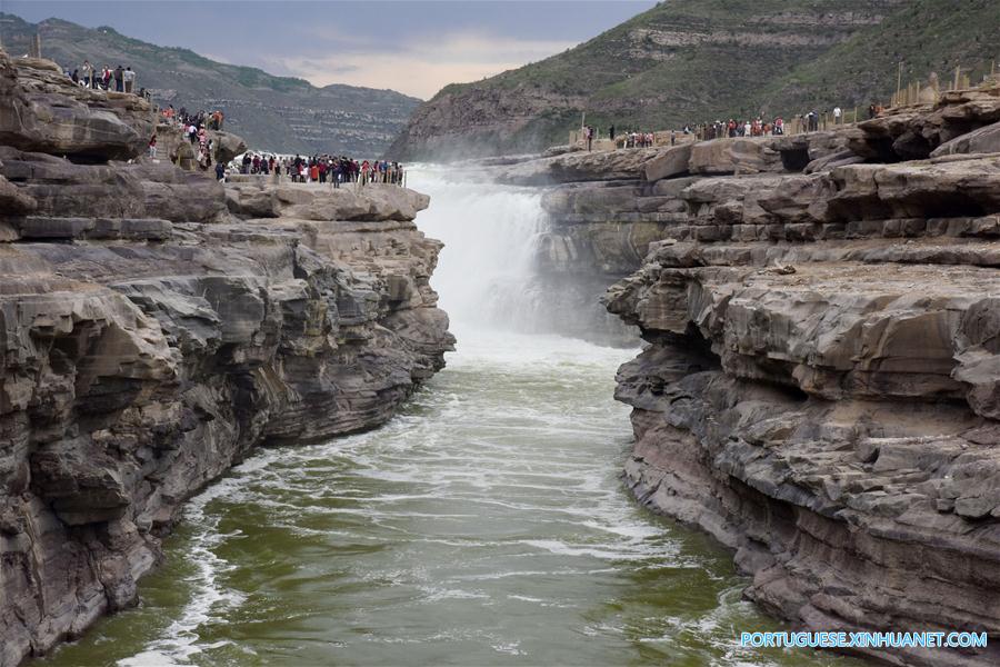 Cachoeira Hukou na província de Shanxi impressiona e atrai turistas
