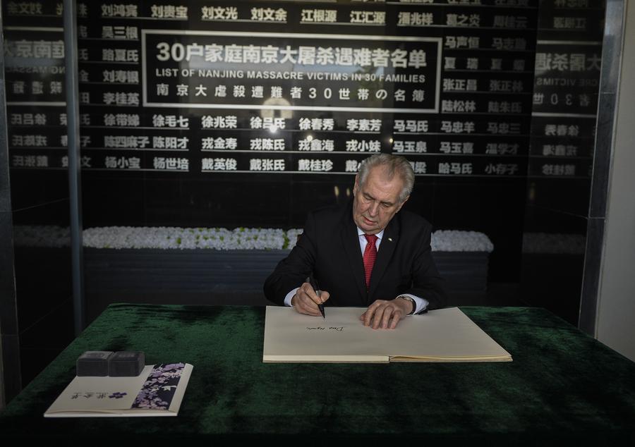 Presidente tcheco visita salão memorial do Massacre de Nanjing