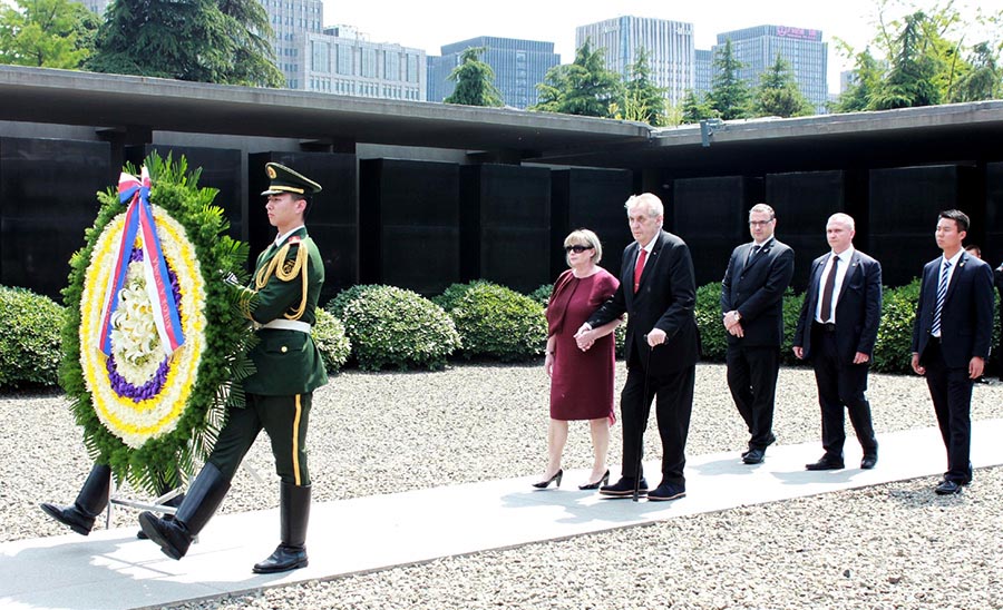 Presidente tcheco visita salão memorial do Massacre de Nanjing