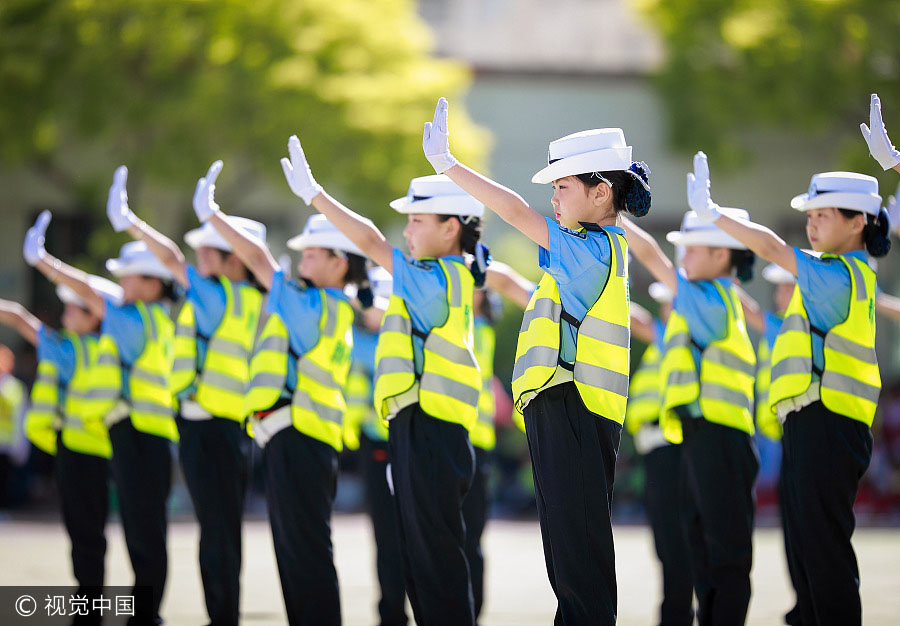 Mais de 1.000 estudantes participam de competição de exercício gestual no norte da China