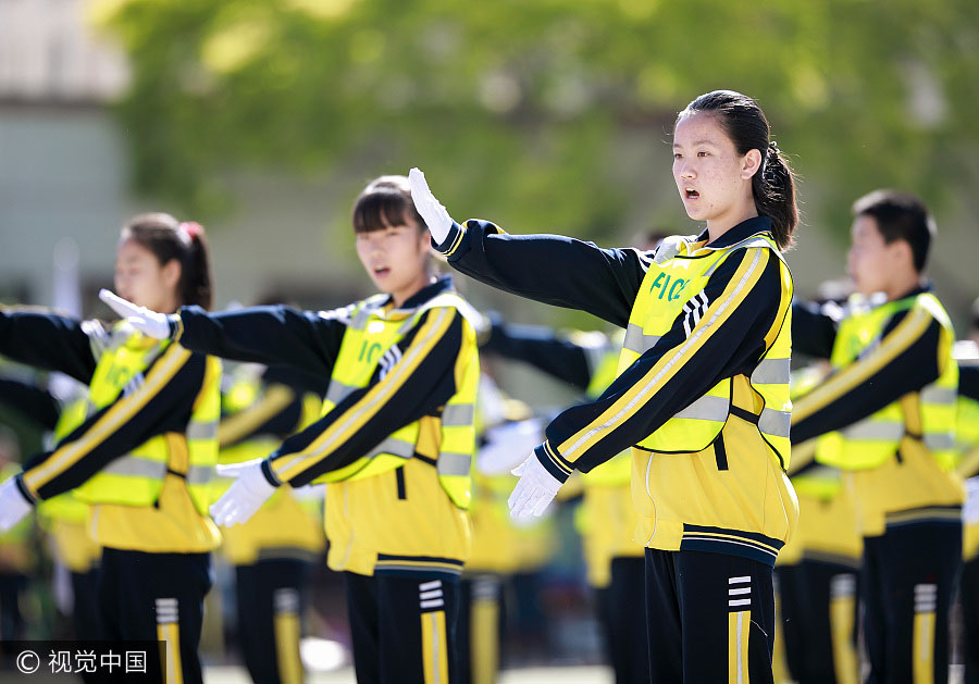 Mais de 1.000 estudantes participam de competição de exercício gestual no norte da China