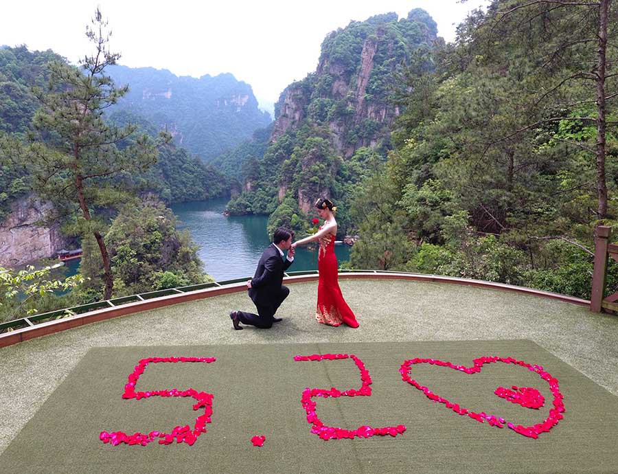 Milhares de casais chineses celebram o amor