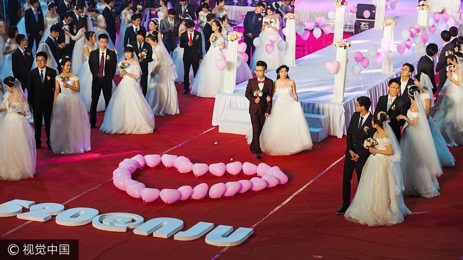 Milhares de casais chineses celebram o amor