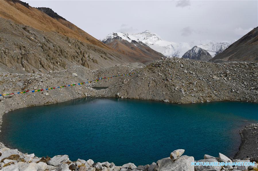 Cenário do Monte Qomolangma na fronteira entre China e Nepal