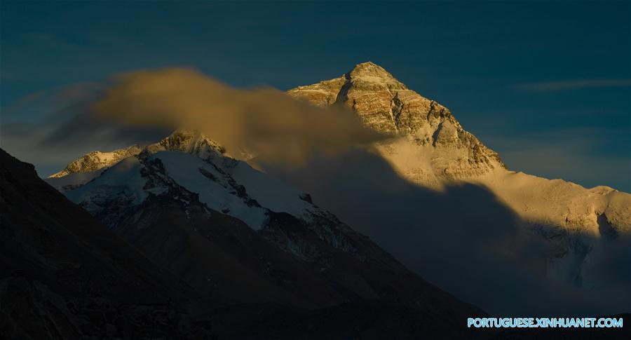 Cenário do Monte Qomolangma na fronteira entre China e Nepal