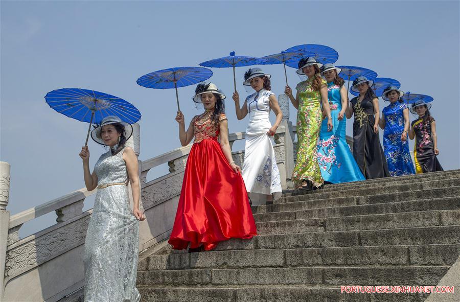 Mulheres apresentam Qipao em Anhui no leste da China