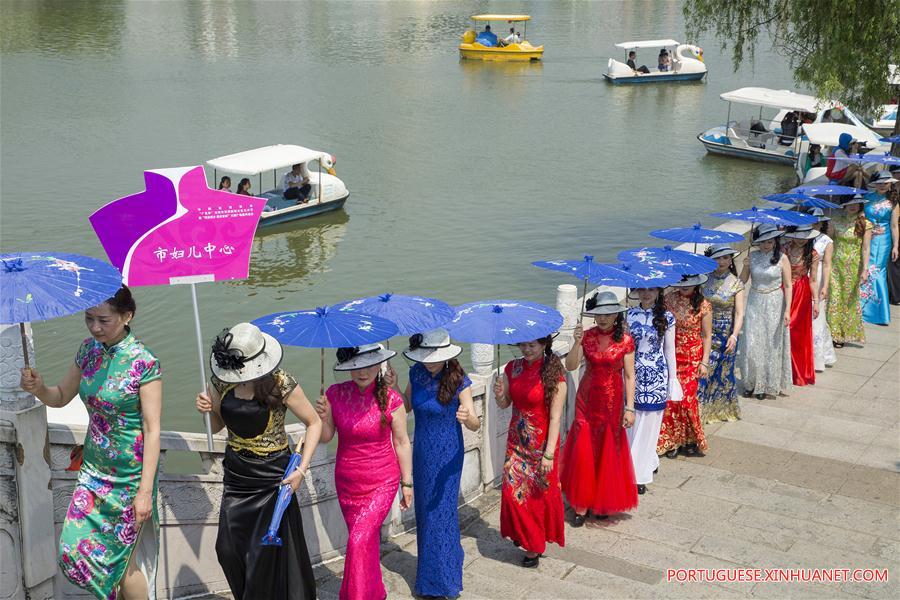 Mulheres apresentam Qipao em Anhui no leste da China