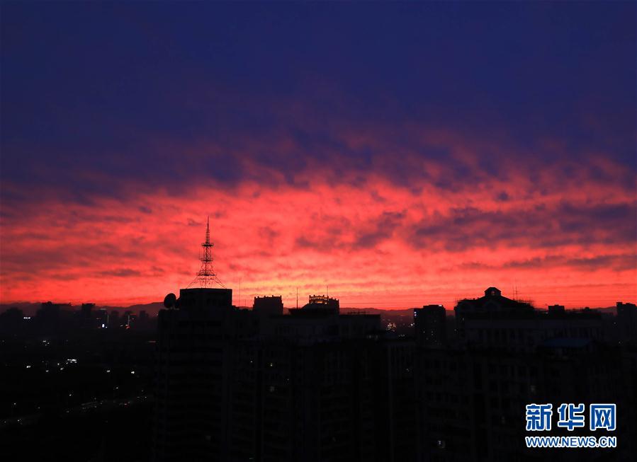 Beijing presenteada com crepúsculo “cinematográfico” após dia cinzento