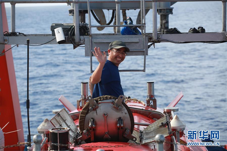 Submersível chinês “Jiaolong” atinge profundezas do oceano