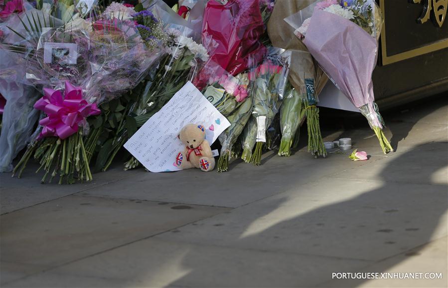 Centenas de pessoas homenageiam vítimas do ataque terrorista em Manchester