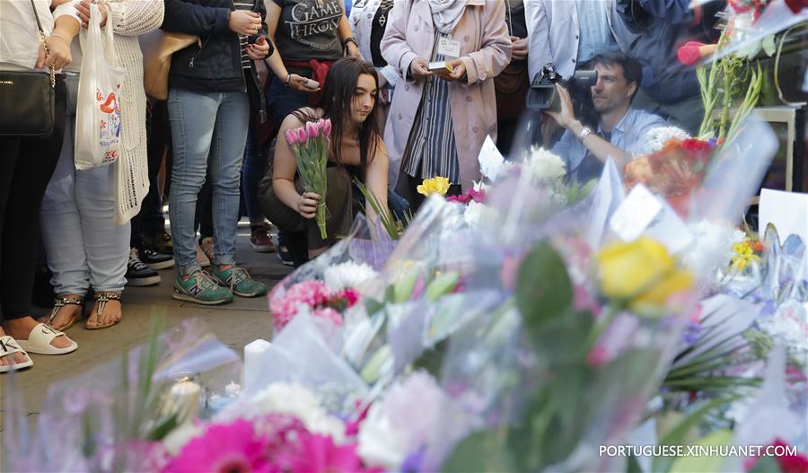 Centenas de pessoas homenageiam vítimas do ataque terrorista em Manchester