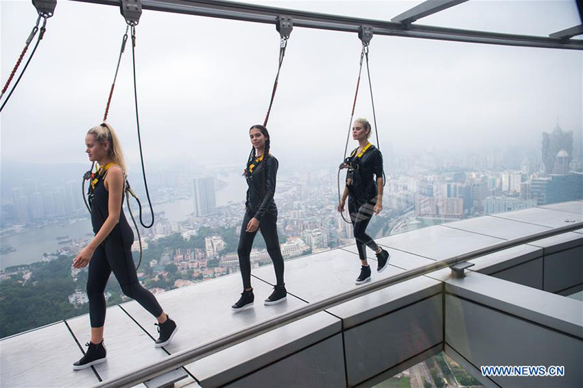 Desfile de moda é realizado na Torre de Macau, a 233 metros de altura