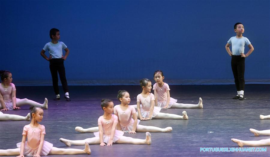 Estudantes mostram habilidades de balé durante apresentação conjunta em Beijing