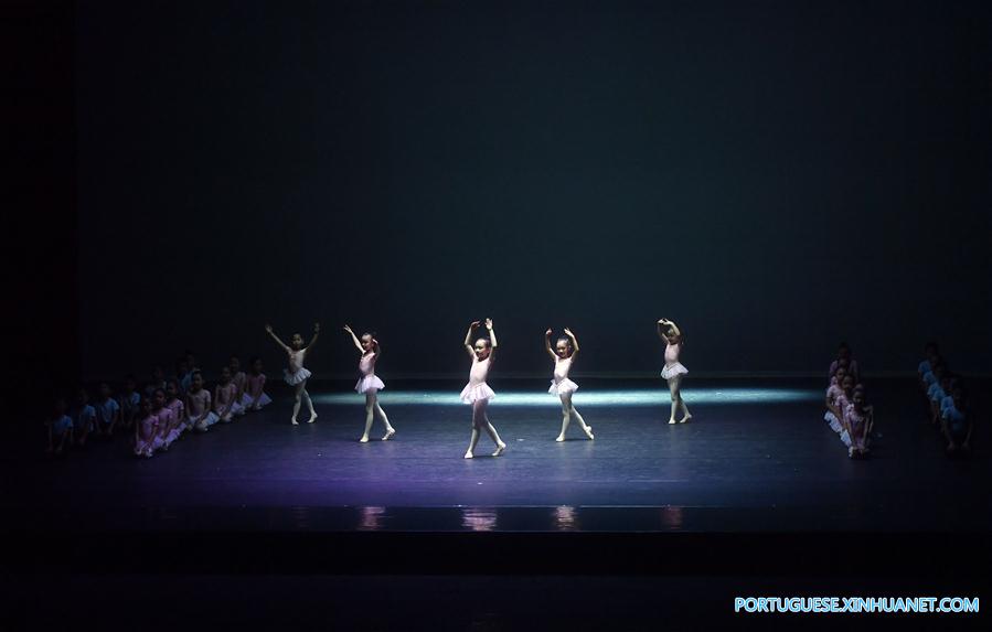 Estudantes mostram habilidades de balé durante apresentação conjunta em Beijing