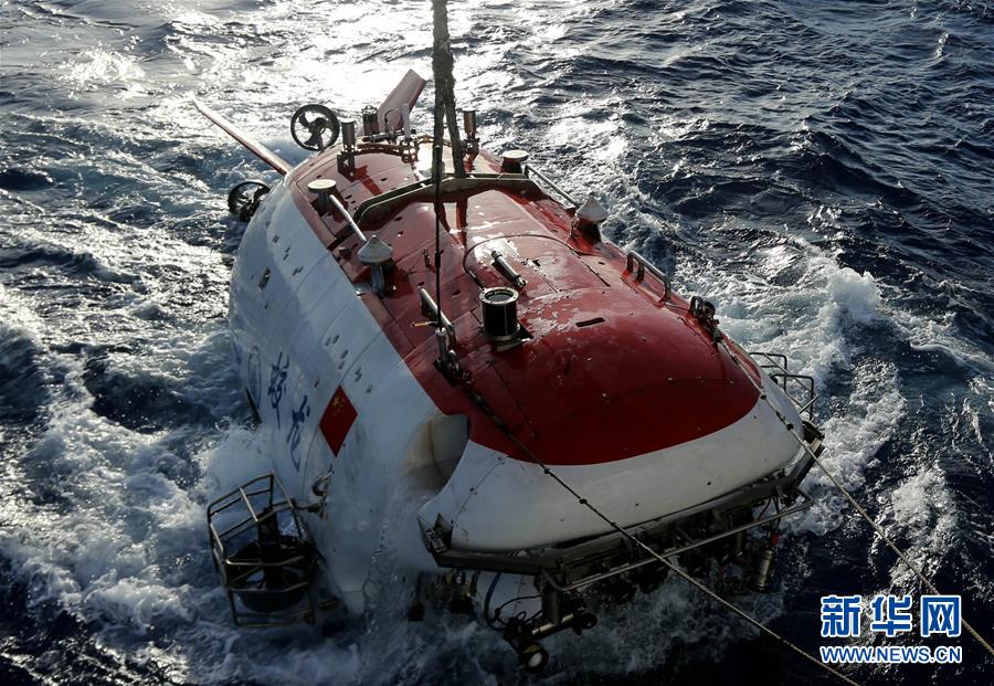 Submersível Jiaolong recupera dispositivo de recolha de água a 6.300m de profundidade