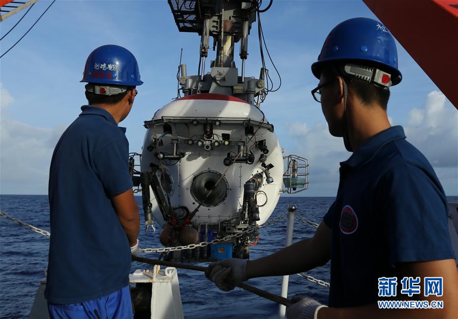 Submersível Jiaolong recupera dispositivo de recolha de água a 6.300m de profundidade