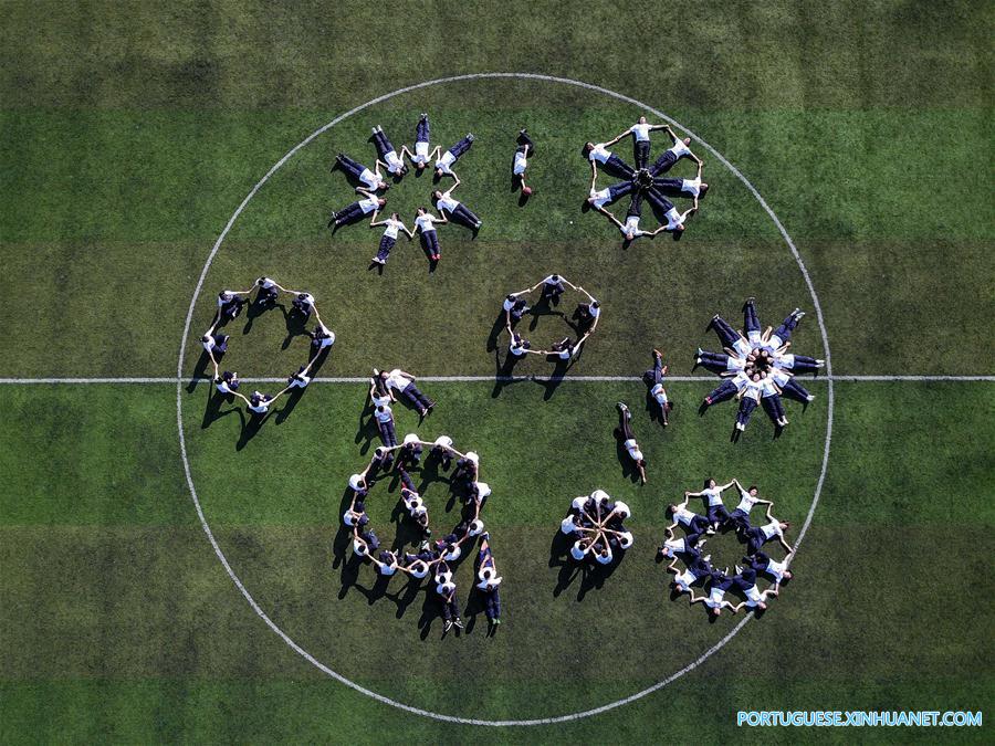 Estudantes posam para fotos de graduação no sudoeste da China