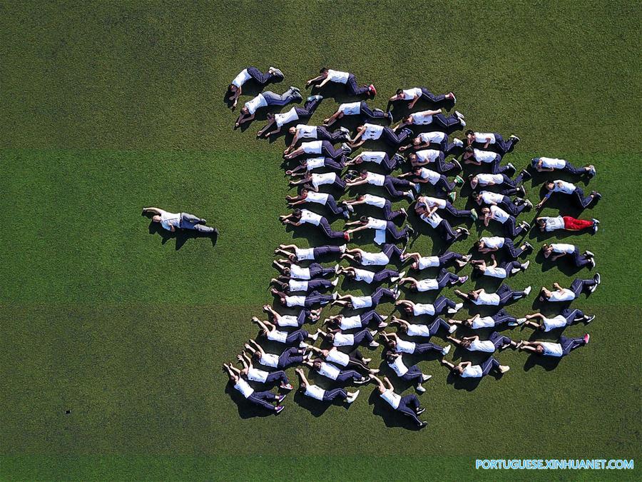 Estudantes posam para fotos de graduação no sudoeste da China