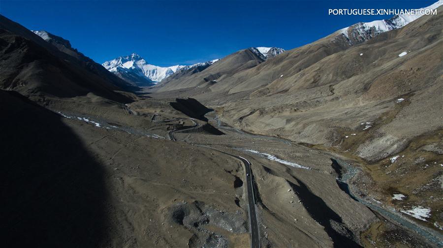 Estrada em zigue-zague no Tibete