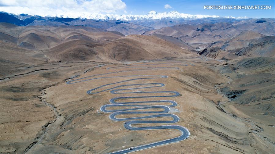 Estrada em zigue-zague no Tibete