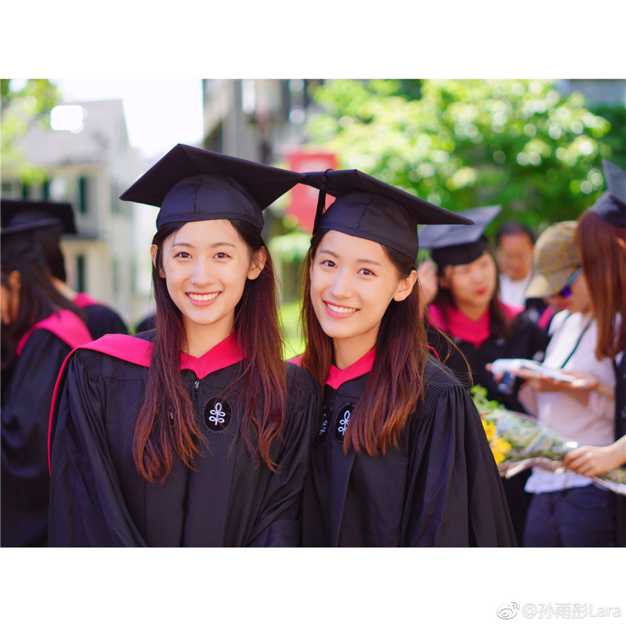 Gêmeas chinesas viram sensação online após terminarem os estudos em Harvard