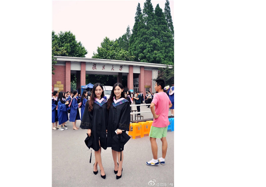 Gêmeas chinesas viram sensação online após terminarem os estudos em Harvard