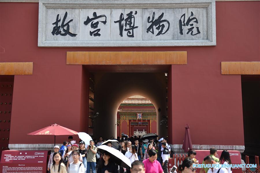 Turistas visitam Museu do Palácio durante Festival do Barco-Dragão