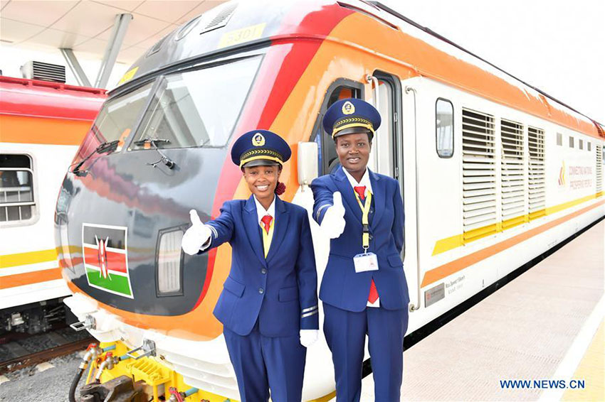 Quênia expande rede infraestrutural com novo trem construído pela China