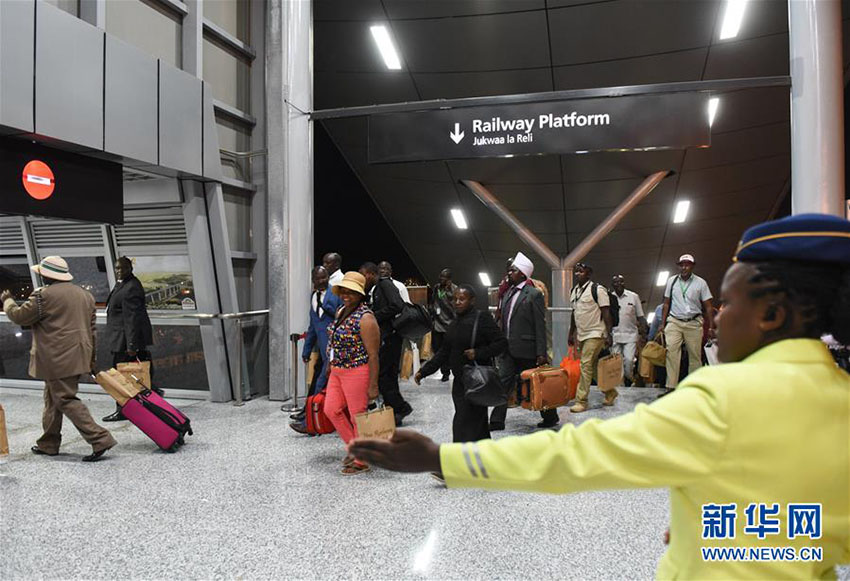 Quênia expande rede infraestrutural com novo trem construído pela China
