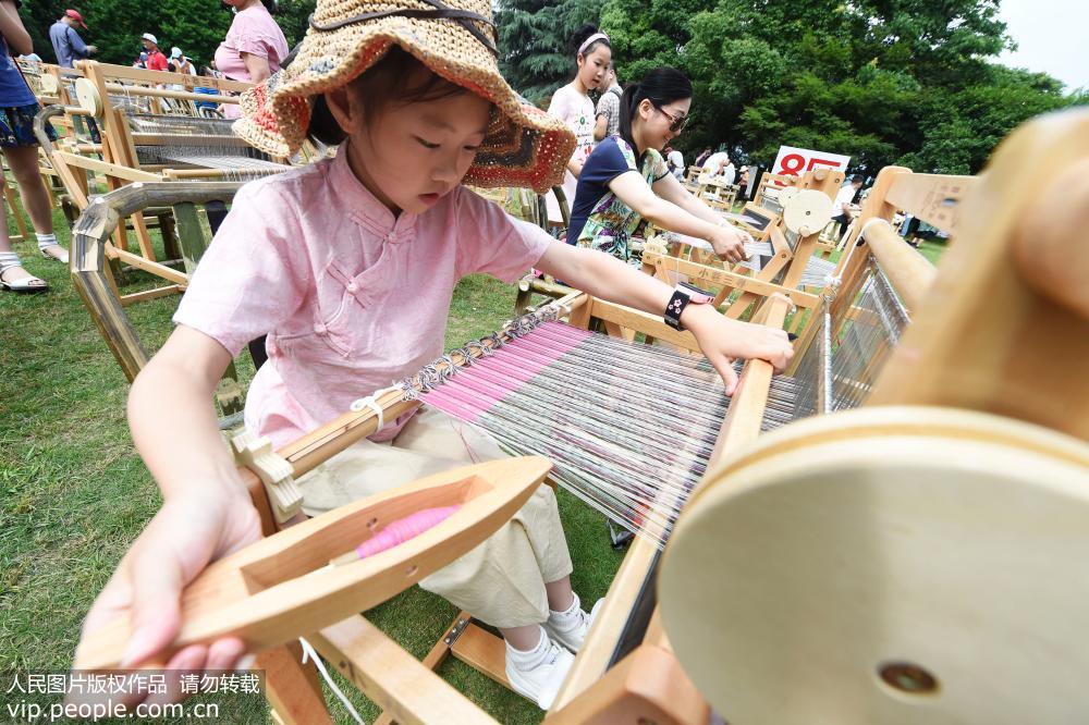 Visitantes experimentam teares tradicionais em Hangzhou