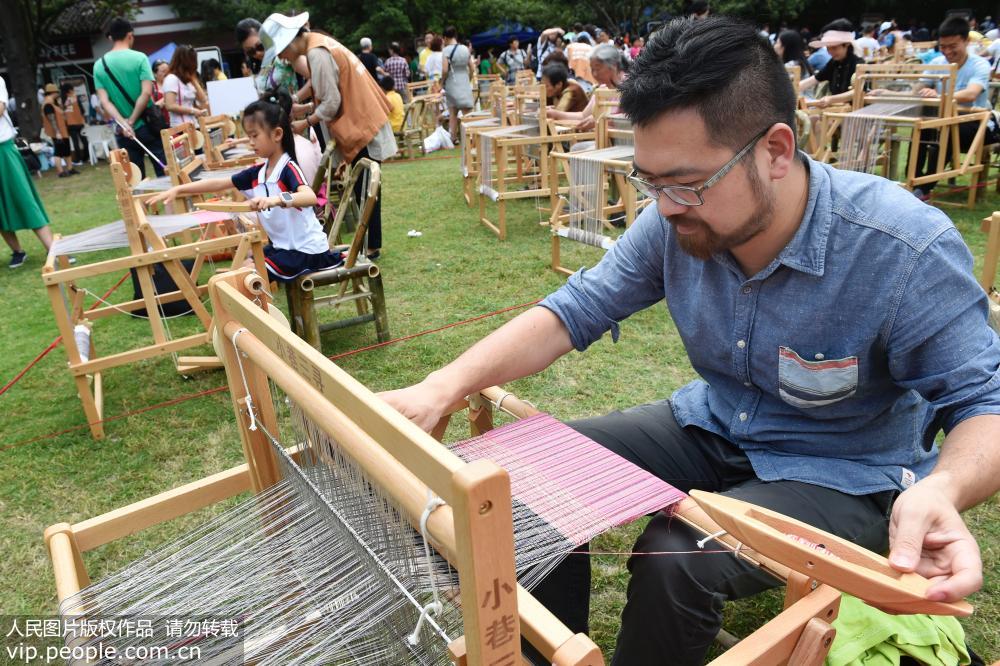 Visitantes experimentam teares tradicionais em Hangzhou
