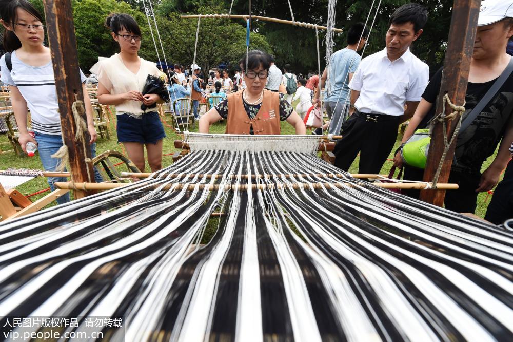 Visitantes experimentam teares tradicionais em Hangzhou