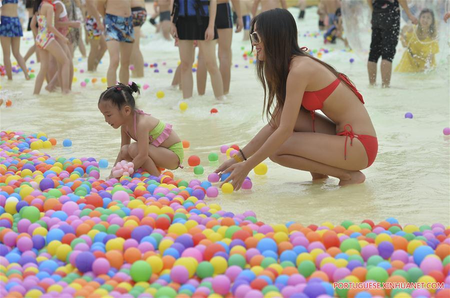 Turistas se refrescam em parque aquático em Wuhan no centro da China